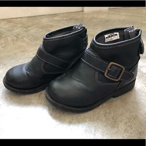 Carter’s black ankle boots size 6 good condition